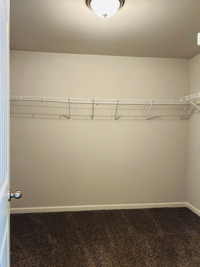 Building Photo - Beautiful 4 bedroom, 2.5 bathroom home In ...