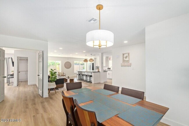 Building Photo - 5253 E Beck Ln