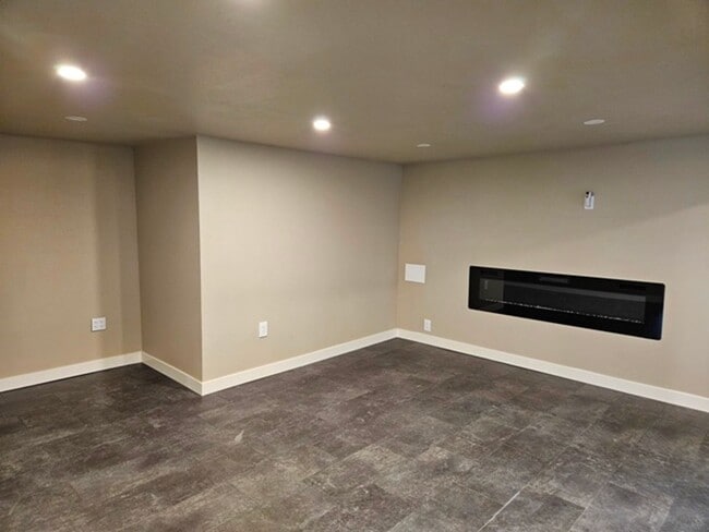 Building Photo - 4Bd/2Ba Two Story Home - For Viewing!