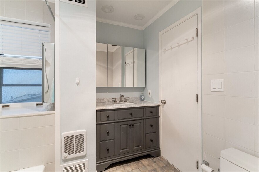 Building Photo - 49 Beacon St