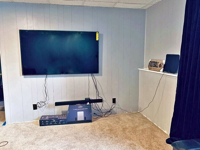Building Photo - Beautifully updated 'Tonka rental available! 3 beds 2 baths in Royal Hills!