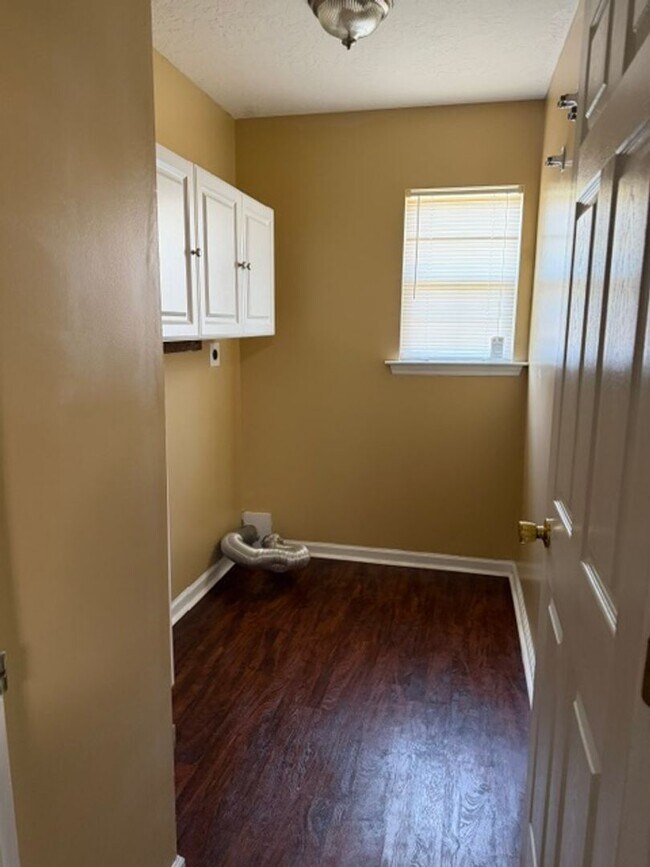 Building Photo - 1832 Heathers Way