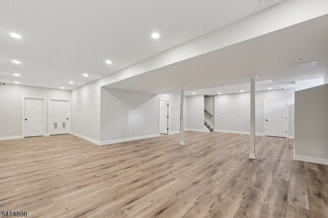 Building Photo - 5 Shores Rd