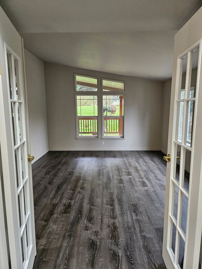 Building Photo - Spacious 4-Bed, 2-Bath Home on 5+ Acres