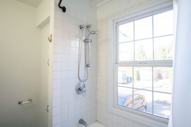 Building Photo - Fabulous Vintage 1-Bedroom Across the Street from Laurelhurst Park!