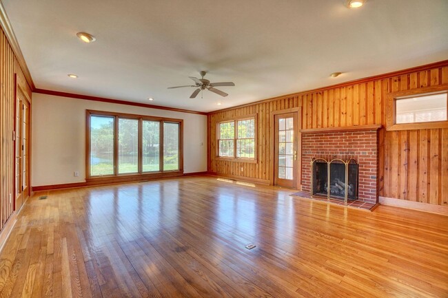 Building Photo - Waterfront Home on 1 Acre Treed Lot, 4/2 +...