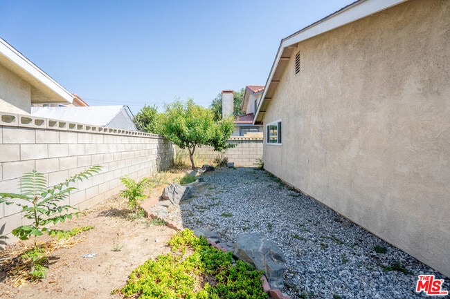 Building Photo - 5533 N Charlotte Ave