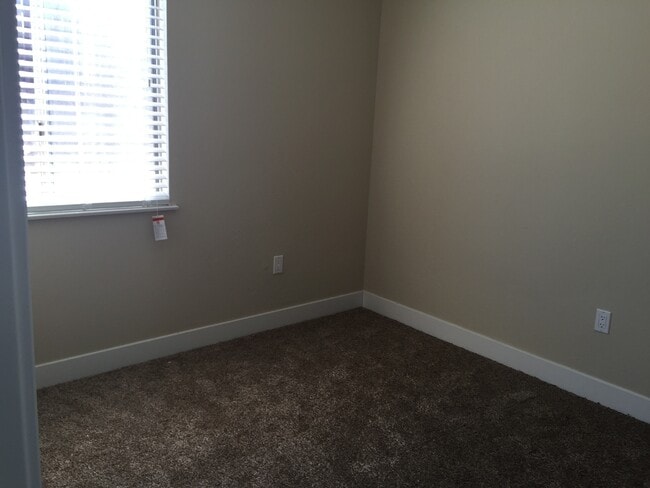 Building Photo - 4Bd/2ba House - Riverside Home