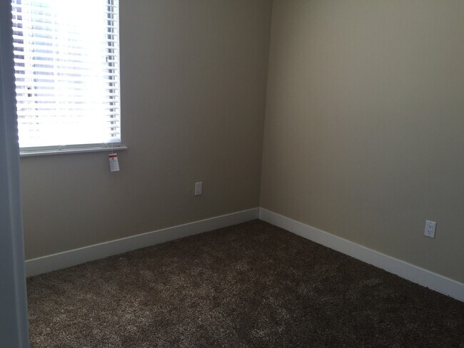 Building Photo - Riverside Home 4bd/ 2ba
