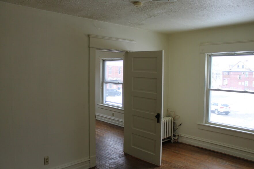 Building Photo - 457 W 8th St