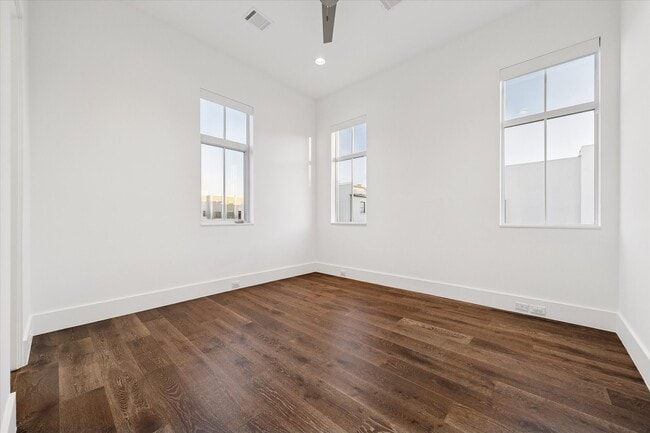 Building Photo - 1430 Lake Pointe Pkwy