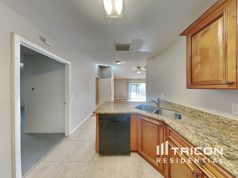 Building Photo - 1464 Tiverton Dr