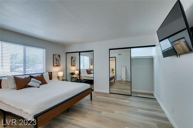 Building Photo - Gorgeous, fully-renovated and furnished co...