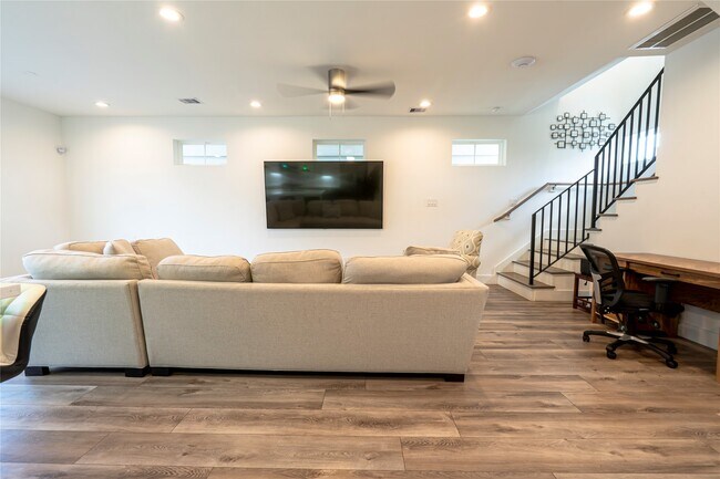 Building Photo - 2056 Johanna Dr