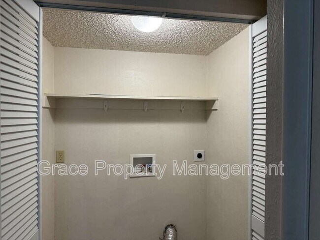 Building Photo - 10860 Stuart Cir