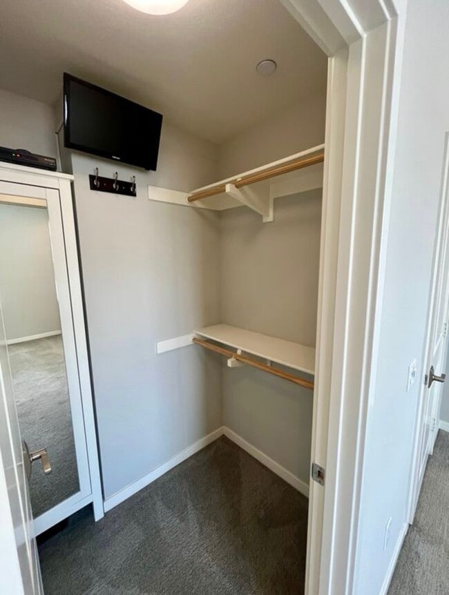 Two walk in closets - 5256 Pacific Ter