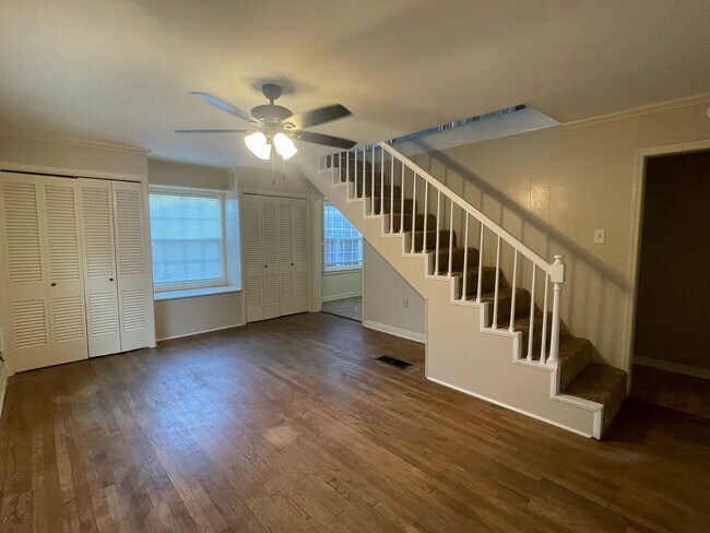 Building Photo - 4 bedroom 2 bath house!