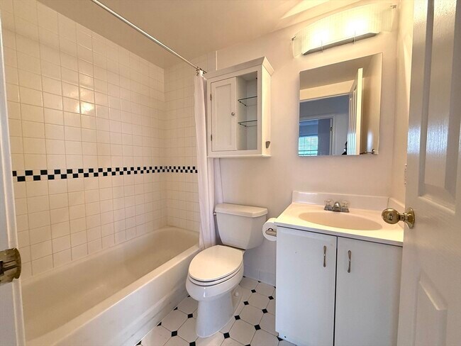 Building Photo - 534 Beacon St