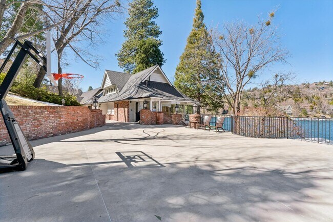 Building Photo - 716 Oak Point