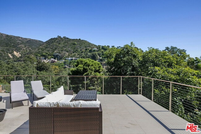 Building Photo - 3843 Rambla Pacifico St