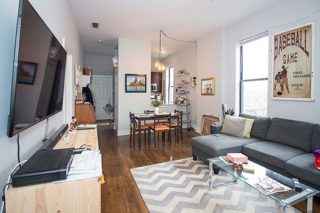 Building Photo - 2 Bedroom in Ukrainian Village /West Town / Noble Square - June 16th