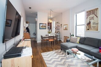 Building Photo - 2 Bedroom in Ukrainian Village /West Town / Noble Square - June 16th