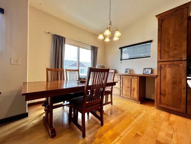 Building Photo - Elegant 3 Bedroom 2.5 Bathroom Home