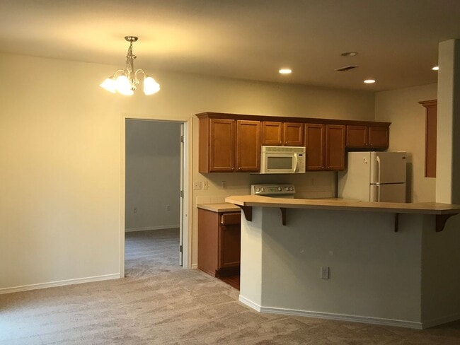 Building Photo - 4 Bed 3 Bath Gated Townhome Near Maplewood Golf