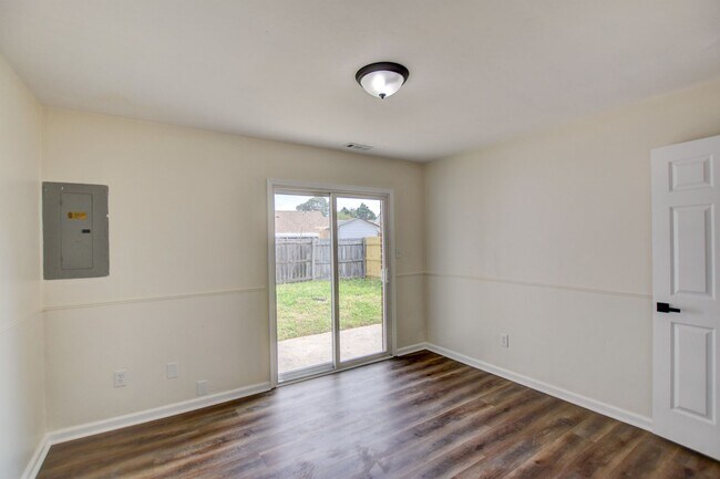 Building Photo - 3900 Raintree Ct