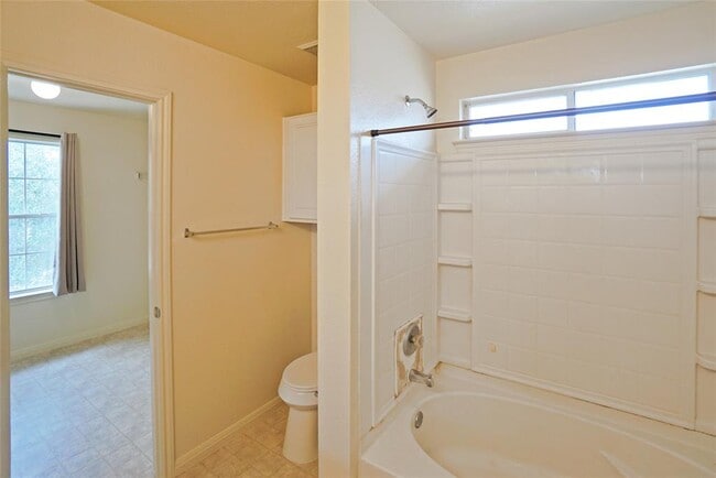 Building Photo - 714 Lavaca Loop