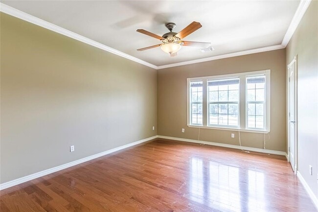 Building Photo - 988 Birnham Woods Blvd