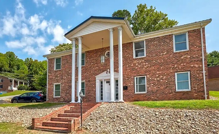 Building Photo - Hill Court Apartments