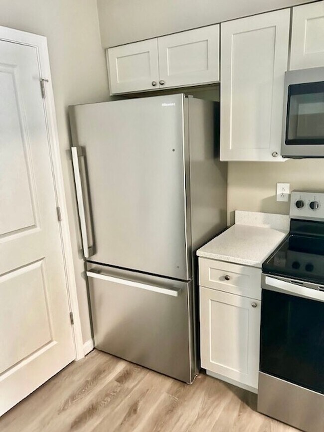 Building Photo - Available Beautifully Renovated Bungalow!