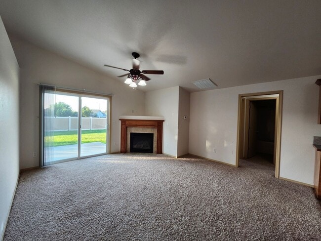 Building Photo - Spacious 3 bedroom/2 bath on Cul-de-Sac, 3...