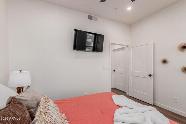 Building Photo - 12005 N Panorama Dr