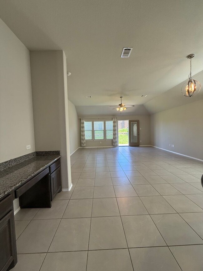 Building Photo - 3/2/2 Heights of Weatherford Estates