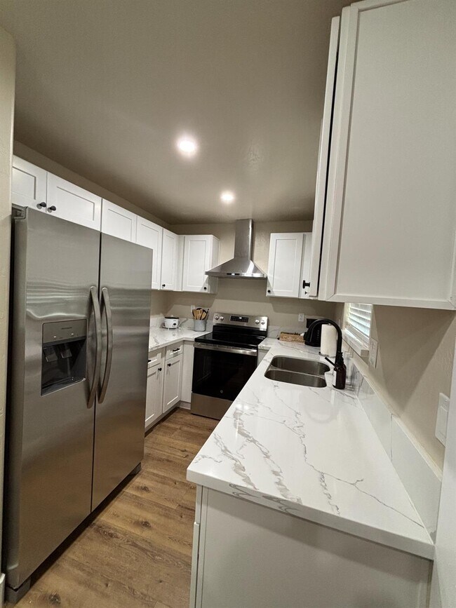 Building Photo - 5931 E Dayton Ave