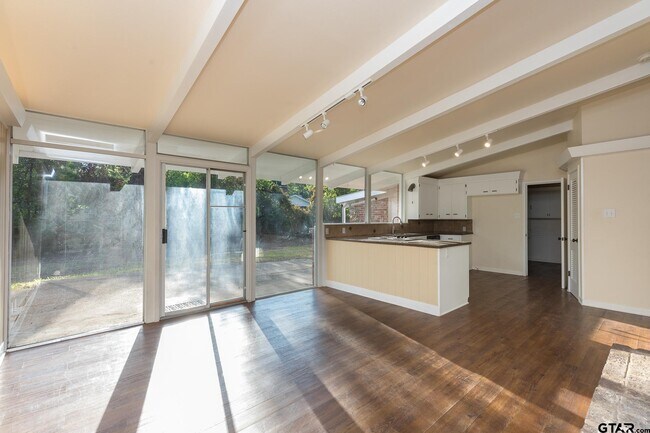 Building Photo - 3215 Fernwood Dr