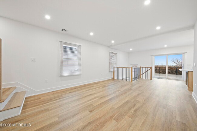 Building Photo - 427 Hoyt St