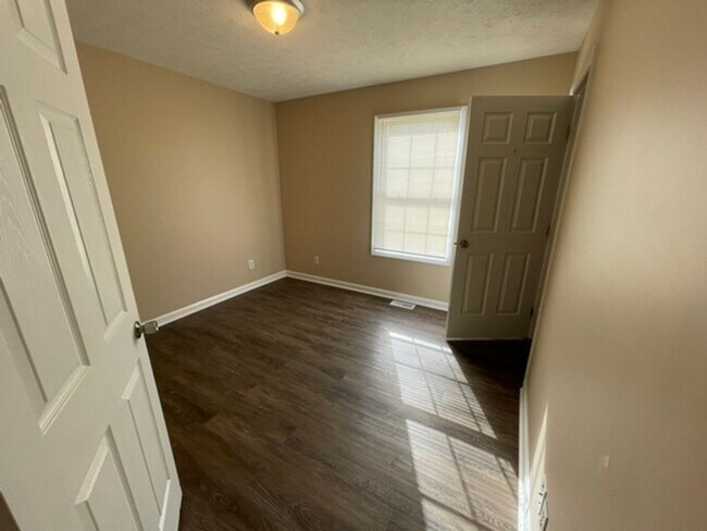 Building Photo - Large Home in Shelbyville For Rent