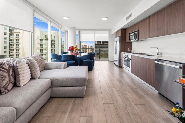 Building Photo - 1600 SW 1st Ave