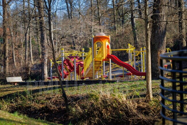 Building Photo - 204 E Park Ave