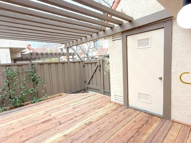 Building Photo - Excellent Location! Near BART, Downtown! Main Chance Estates Townhouse