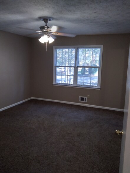 Building Photo - 3780 Dora Dr SE