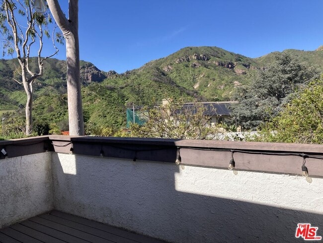 Building Photo - 1506 Palisades Dr