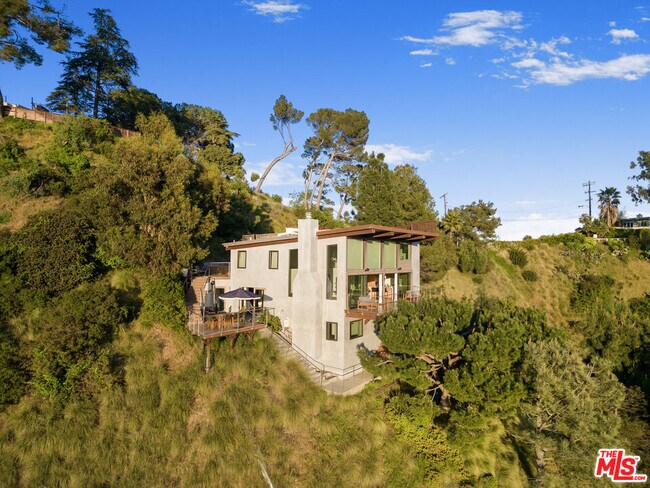 Building Photo - 1735 Summitridge Dr