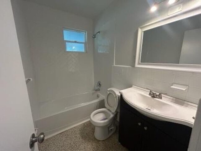 Building Photo - 3 Bed 2 Bathroom Home