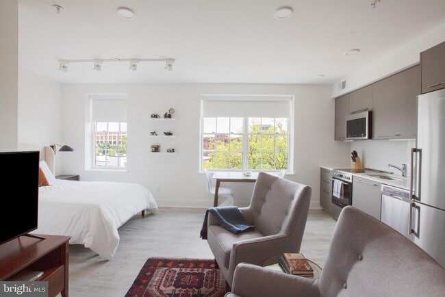 Building Photo - 816 Potomac Ave SE