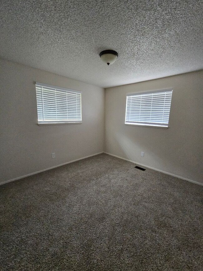 Building Photo - DYF-404-KA