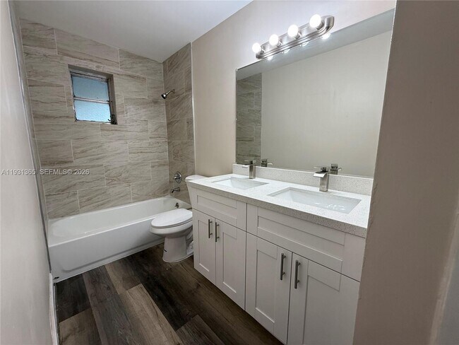 Building Photo - 3033 NW 43rd Ave